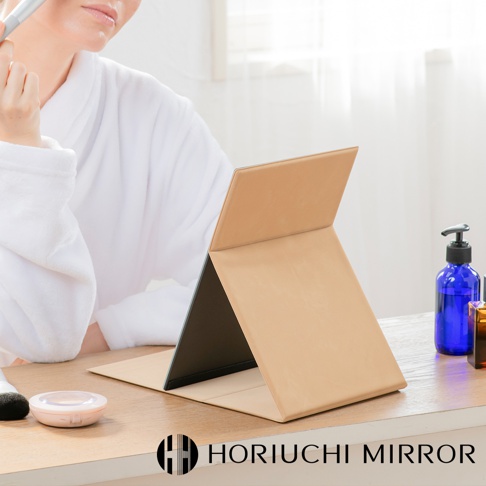 NAPURE 桌上型2Way折疊化妝鏡，採裸色皮革外殼，可兩段式折疊，鏡面清晰，適合隨身攜帶補妝。