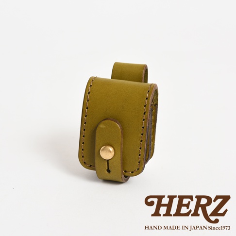 橄欖綠皮革製成的腰間小物收納包，採用原子釦開合，可掛於腰帶上，質感扎實，手工縫線精緻。