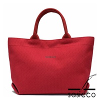 經典紅色三河木綿刺子織托特包，帶有圓形提把，包身織紋細緻，中央有品牌標誌。