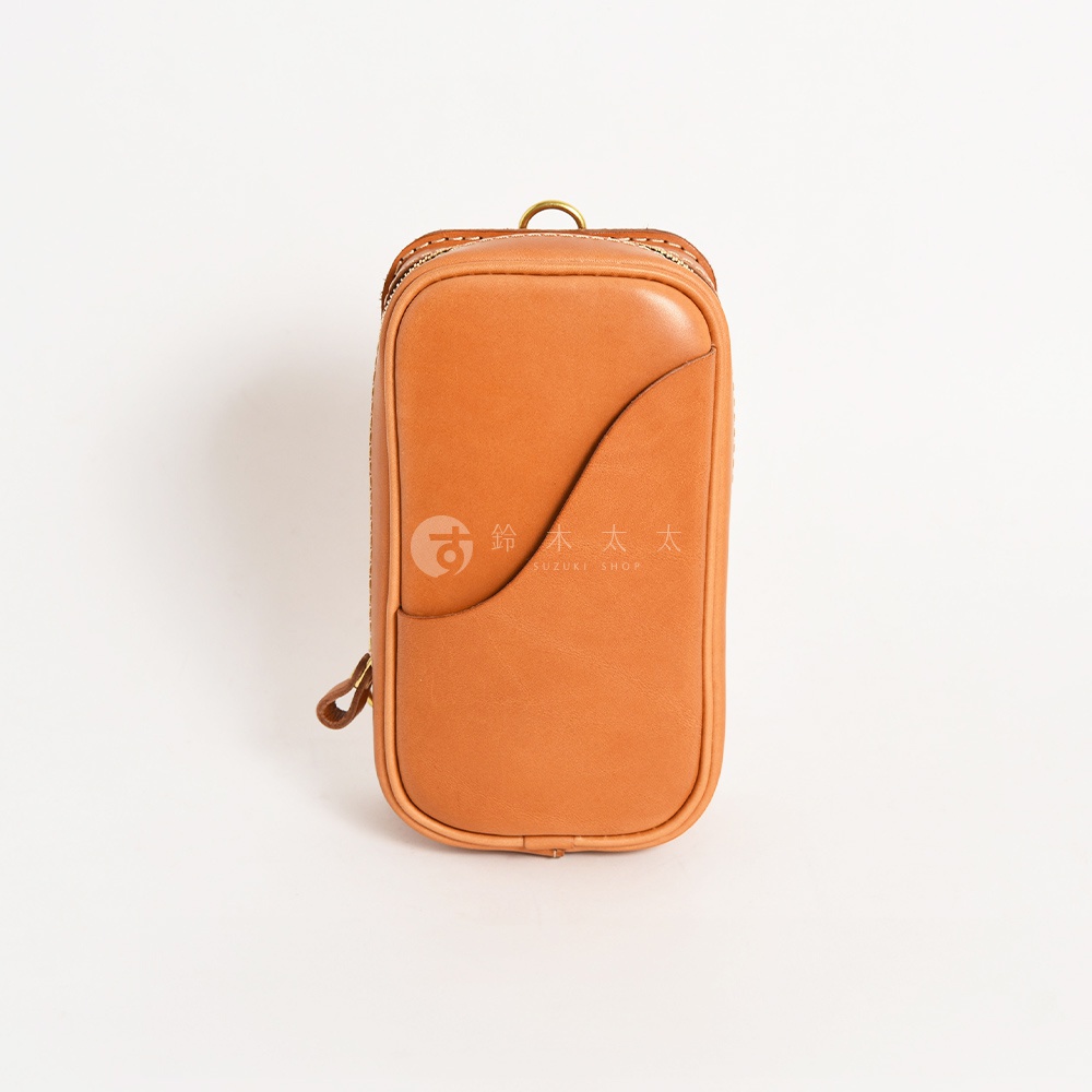 日本HERZ職人手作皮革兩用直立型斜背包 F-103 採用棕褐色軟皮革製成，正面有波浪形飾片，並有鈴木商店的標誌。