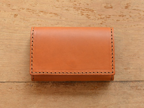 職人手作寬版皮革證件收納夾，呈現溫潤的棕褐色，採用精緻的縫線工藝，簡約而堅固。