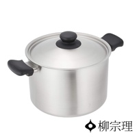 霧面不鏽鋼雙耳高鍋，鍋身與鍋蓋皆為不鏽鋼材質，附有黑色防燙手把與鍋蓋頭。