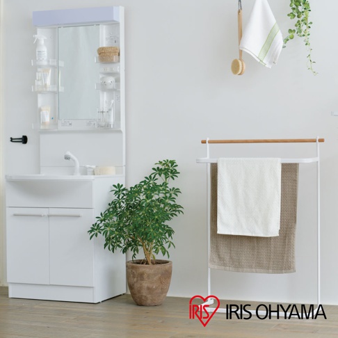 白色金屬框架毛巾架，頂部配有原木橫桿，架上掛有兩條不同顏色的毛巾。