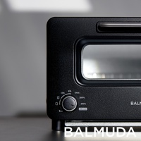 The Toaster Pro 蒸氣烤麵包機專業版 K11C-SE，黑色霧面機身，設有圓形旋鈕和玻璃觀察窗，可調節溫度與時間。