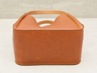 職人手作皮革Organ方形托特包，M尺寸，採用天然棕色皮革，簡約方形設計，雙提把，車縫線清晰。