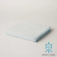 YUKINONE 雪之音柔織有機棉浴巾，淺藍色邊緣，白色主體，質地柔軟。