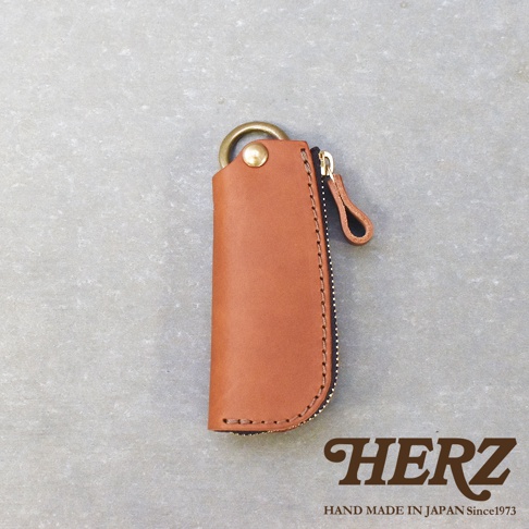 職人手作皮革Organ拉鍊鑰匙包，採用鞣製皮革製成，呈棕褐色，配有金色拉鍊及掛環，設計簡潔實用。