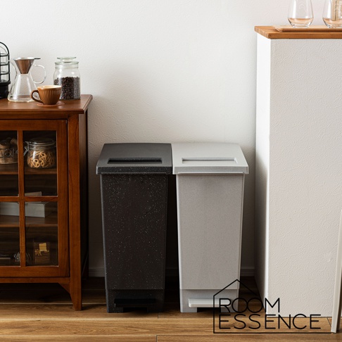 兩個附蓋簡約垃圾桶，一個為黑色帶細小白色斑點，另一個為淺灰色，皆為長方形設計，帶有腳踏板。