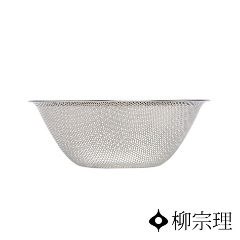 一個圓形的不鏽鋼瀝水盆，直徑 23 公分，盆體由細密的網孔構成，邊緣有加固的圓環。