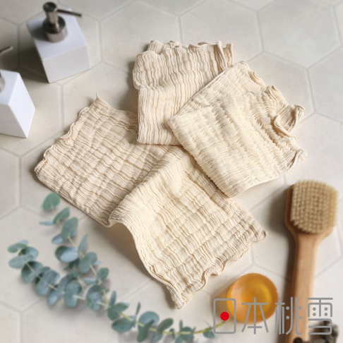 日本桃雪立體褶皺柔綿紗布洗臉巾，搭配起泡網、香皂和沐浴刷，以精緻的拍攝角度展現日式居家清潔的質感。