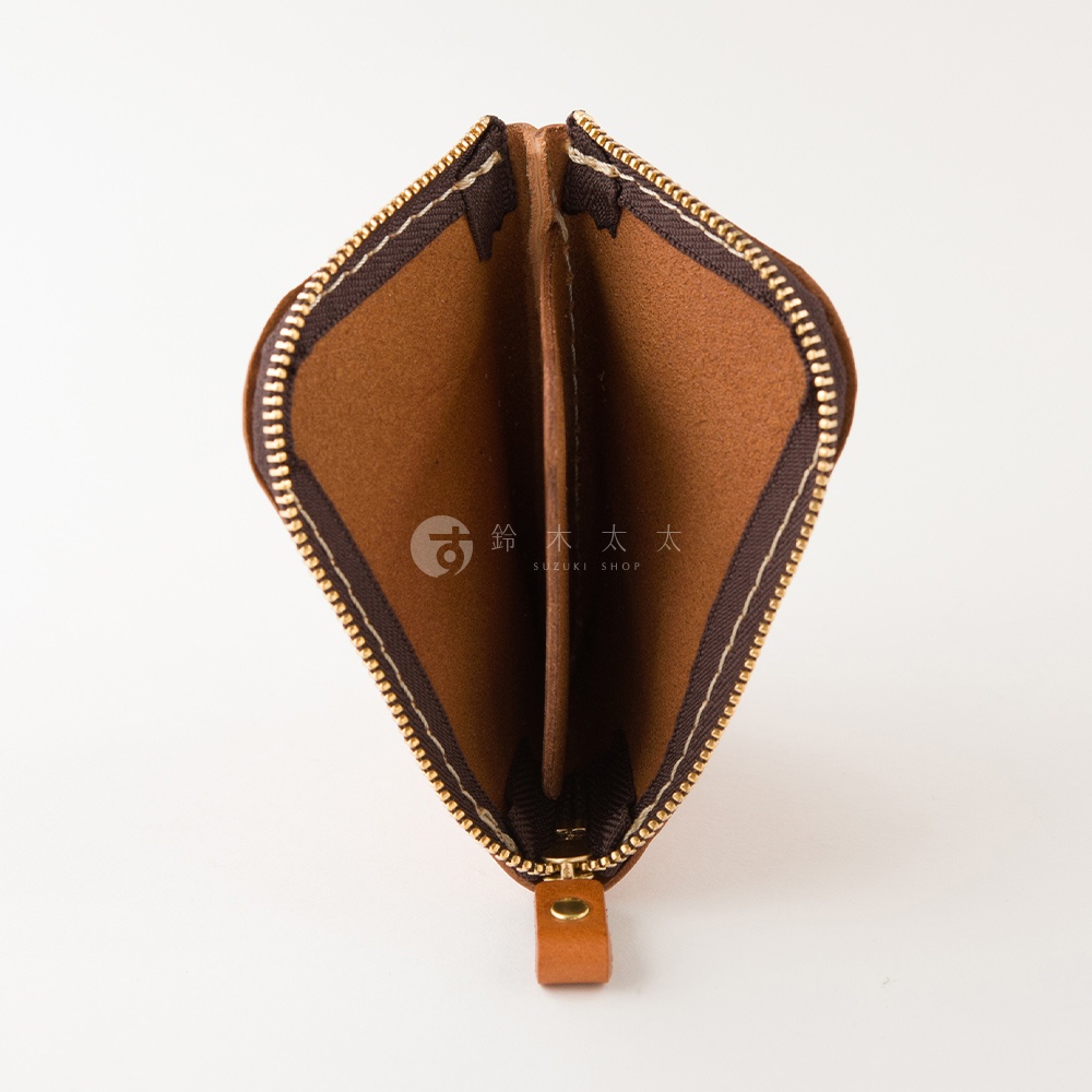 日本HERZ職人手作皮革分隔收納迷你錢包，頂視角呈現拉鍊全開後的內部構造，展示中央隔層設計，使用質感棕色Stare皮革搭配金色拉鍊與拉鍊頭，內部空間乾淨簡約，中央印有鈴木太太品牌標誌。