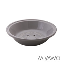 SUNOKO系列耐溫差陶土蒸盤，洋風9號鍋專用，深灰色陶土材質，盤底有四個橢圓形蒸氣孔，周圍刻有「DELICIOUS FOODS. STEAMER FOR」字樣。