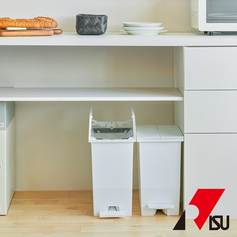 兩個SOLOW踩踏對開分類垃圾桶，白色，20L容量，塑膠材質，帶有腳踏板設計，方便開合，適合廚房或居家空間。