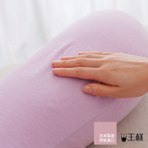 女性美容抱枕，淡紫色，布料材質，觸感柔軟，左側有女性手部輕撫。