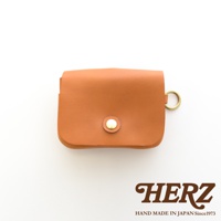 職人手作皮革旅行用雙層錢包，採用溫暖的棕褐色皮革，正面有一個金屬按扣，側邊配有黃銅色D型環。