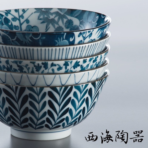 一疊五個波佐見燒陶瓷粥碗，以深藍色手繪描繪植物、竹子和幾何圖案，碗身呈現圓潤的弧度。
