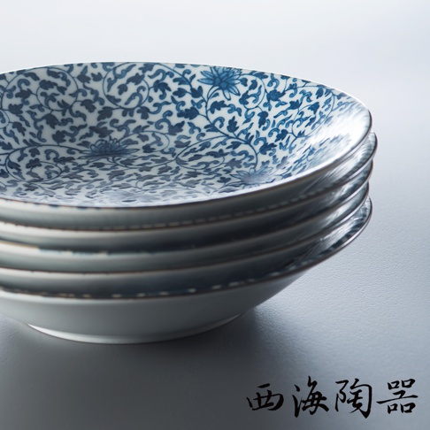 一疊波佐見燒淺菜盤，頂部盤子飾有藍色花卉與捲葉圖案，其餘盤子為素面白色，邊緣有細緻的藍色線條裝飾，整體為陶瓷材質。