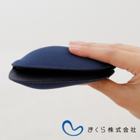 深藍色零壓感舒眠眼罩，由柔軟的布料製成，具有雙層設計。一隻手正輕輕握持著眼罩，展示其輕巧的質感。