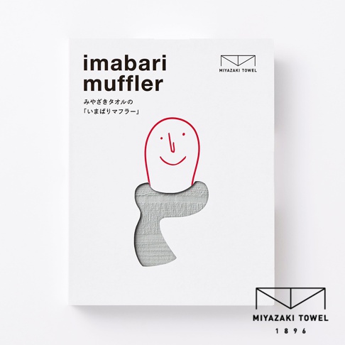 今治匹馬棉經典圍巾，淺灰色，織紋細緻，搭配簡約的紅色線條勾勒的可愛臉部圖案。