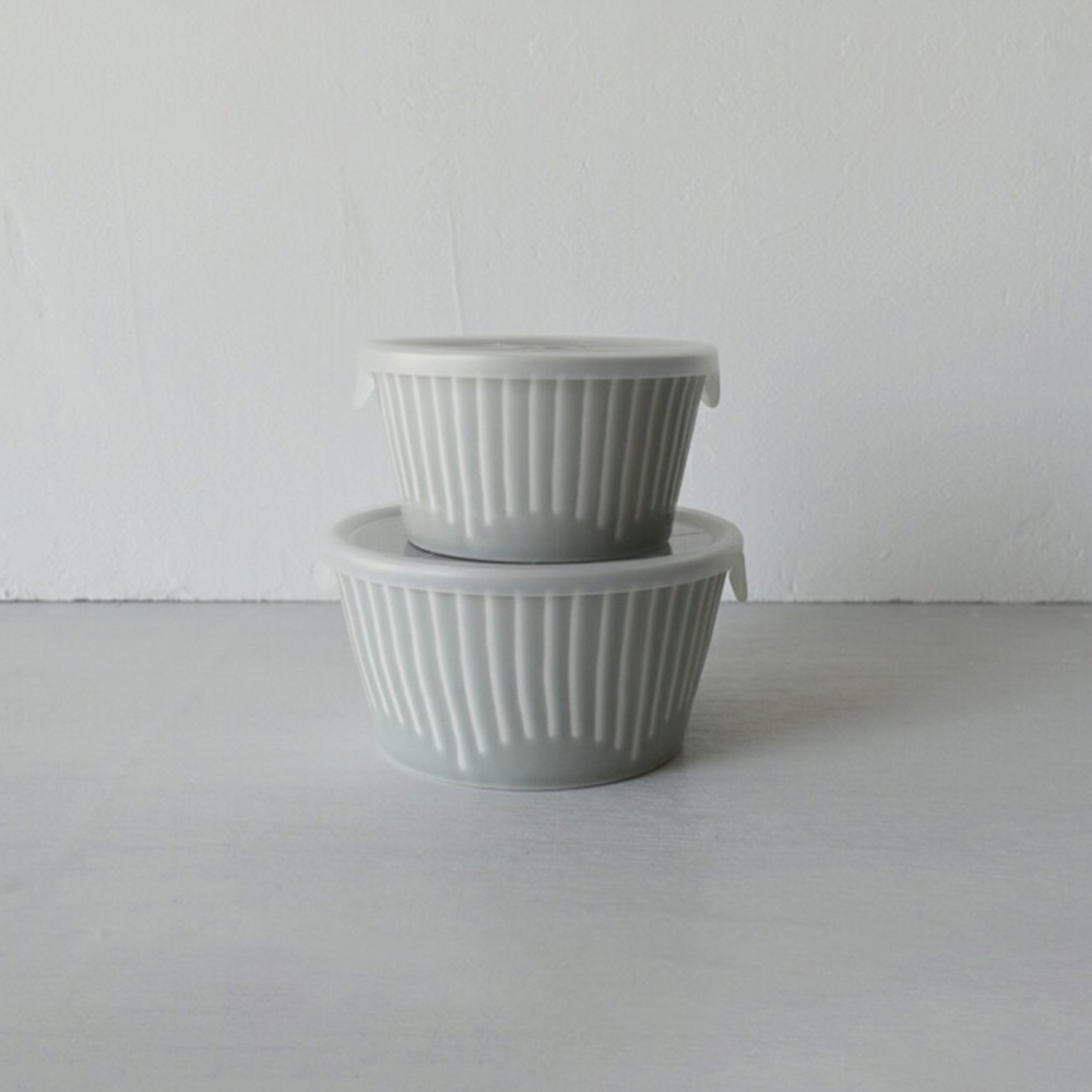 淺灰色陶製微波小碗，表面有垂直線條紋理，附白色塑膠蓋，兩個碗疊放。
