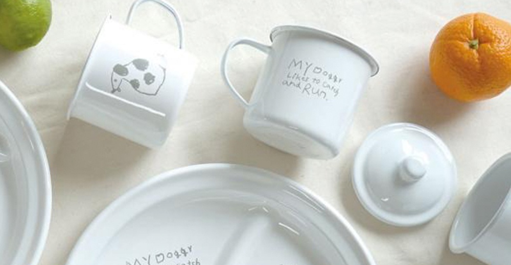 白色琺瑯儲物罐，一個印有灰色斑點狗圖案，另一個印有英文文字，搭配一個白色圓形罐蓋。