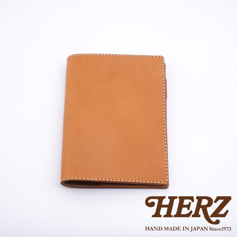 職人手作皮革B6記事本書套，淺棕色，光滑皮革材質，簡約設計，邊緣縫線清晰，適合B6尺寸筆記本。