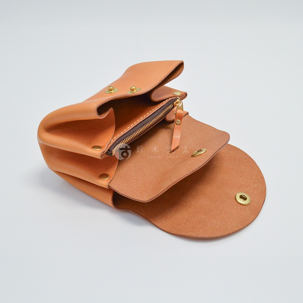 淺棕色皮革三層收納零錢包，設有拉鍊開口及按扣，材質柔軟，設計簡約，適合日常攜帶。