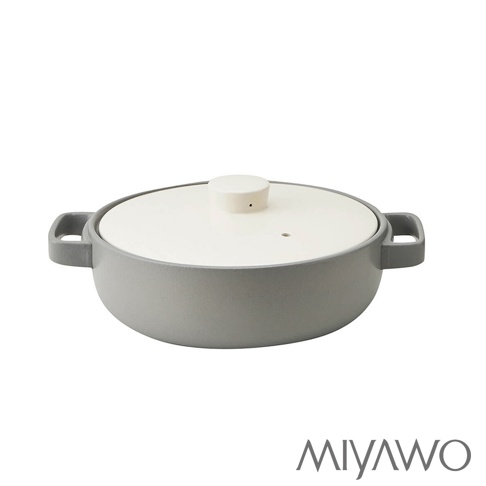 灰白色陶土湯鍋，帶有兩個灰色把手和一個白色鍋蓋，鍋蓋中央有一個圓形把手和一個蒸汽孔。