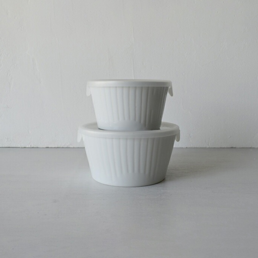 兩個白色陶瓷微波小碗堆疊，碗身帶有垂直壓紋，頂部覆蓋白色透明塑膠蓋。
