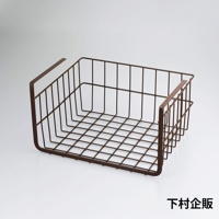 深棕色金屬網格廚櫃收納掛籃，帶有兩個掛鉤，可懸掛於櫥櫃層板下方，用於儲存物品。