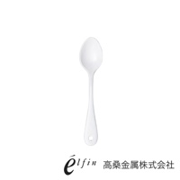 日製白琺瑯水果甜點匙，圓潤的匙面，細長的握柄末端有掛孔，整體呈現光滑潔白的質感。