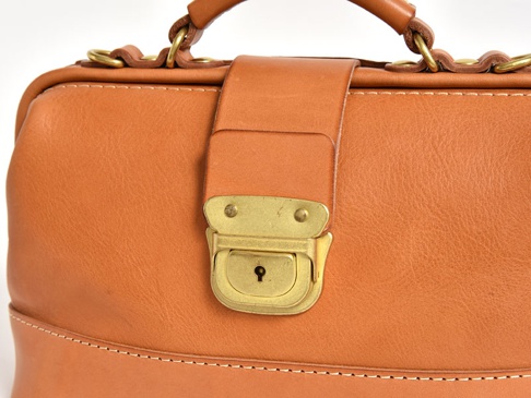 職人手作皮革兩用迷你口金單肩包 (CW-7)，採天然棕色皮革製作，配有復古黃銅色鎖扣及可拆卸提把，呈現細膩車縫工藝。