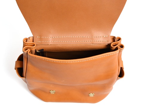 職人手作皮革屋瓦風經典雙扣後背包 (R-153)，採用棕褐色皮革製成，包蓋開啟，露出內部夾層與拉鍊。