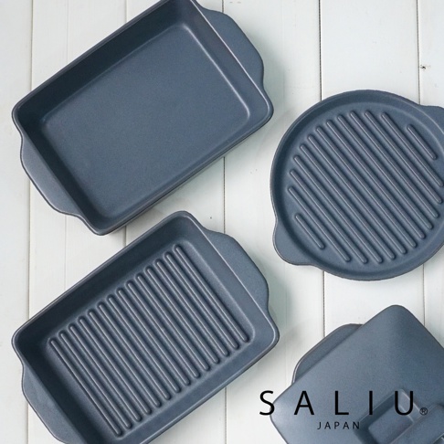 深灰色陶製烤盤，包含一個無紋的長方形烤盤、一個帶有烤紋的長方形烤盤，以及一個帶有烤紋的圓形烤盤。