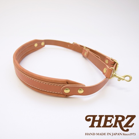 職人手作皮革加厚減壓肩背帶，淺棕色皮革，帶有縫線細節、金屬釦環及掛鉤。