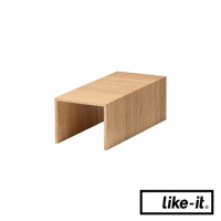 窄款雙層木紋整理架，呈現淺棕色木紋，結構為U型，材質為木質。