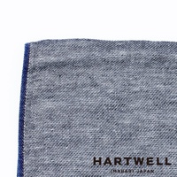 今治復古丹寧風雙織柔感浴巾，深藍色滾邊，布面為灰白色與深藍色交織的細密織紋，呈現復古丹寧質感。