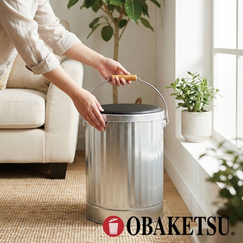 OBAKETSU 銀色手工製凳子儲物桶，具有提把設計方便搬移，適合作為玄關收納椅凳。