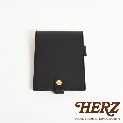 黑色職人手作皮革便利貼收納套，附有金色金屬按扣。此產品為簡約設計，適合收納便利貼。