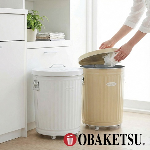 黃色附輪 OBAKETSU 垃圾桶，上面蓋子被打開，裝有衛生紙，旁邊有一個白色附輪 OBAKETSU 垃圾桶
