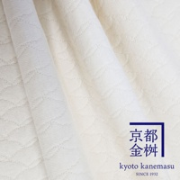 白色絎縫紋理的布料，有著細緻的菱形圖案，右下角有京都金桂的日文與英文品牌標誌，以及SINCE 1932字樣