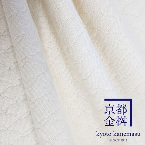 白色絎縫紋理的布料，有著細緻的菱形圖案，右下角有京都金桂的日文與英文品牌標誌，以及SINCE 1932字樣