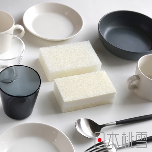 日本桃雪品牌旗下的awamon快乾抗菌三層起泡洗碗海綿，以泡沫持久型2入組的設計，搭配日式餐具如白盤、灰碗、馬克杯、玻璃杯、深色玻璃杯，以及餐具湯匙和叉子，呈現簡潔有序的居家收納與廚房用品擺設。