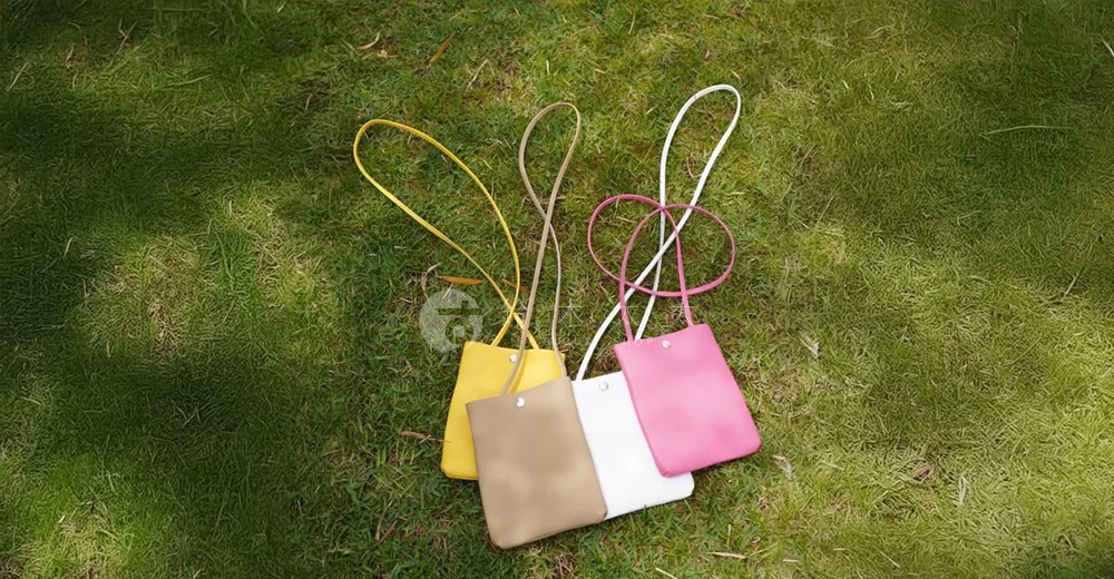 四款京都職人手作隨身手機包，分別為亮黃色、卡其色、白色和粉紅色，皆配有同色系或對比色的細長背帶，簡約的設計，適合日常隨身攜帶。