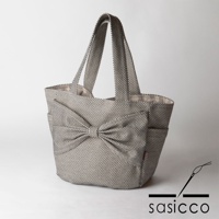 以三河木綿刺子織材質製成的托特包，採用經典的千鳥格紋圖案，正面裝飾有立體蝴蝶結，搭配雙提把設計，展現簡約優雅風格。