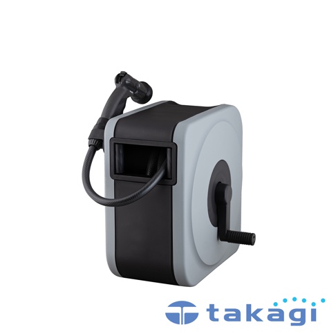 室外全罩箱型灑水組，灰色與黑色外殼，內含捲式水管及噴頭，具側邊手搖收捲裝置。