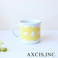 白色琺瑯馬克杯，杯身印有黃色網狀圖案，帶有白色把手。