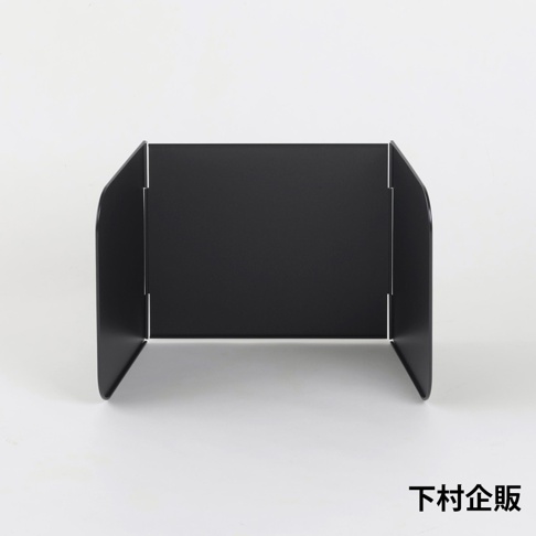 ㄇ型折疊防汙擋油板，黑色，金屬材質，有兩個側翼板，整體呈U字形，用於廚房爐灶周邊防油污。