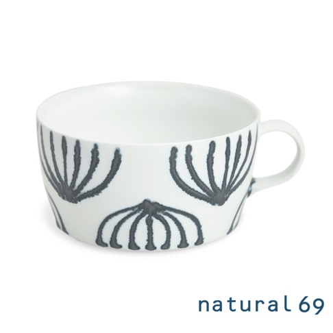 白色陶瓷湯杯，杯身印有黑色手繪線條植物圖案，帶有附耳設計。