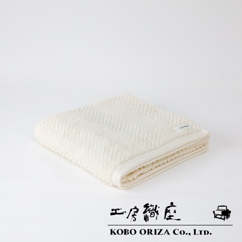 ECOR 天然系人字紋有機棉浴巾，米白色，質地柔軟，呈現人字紋織法。